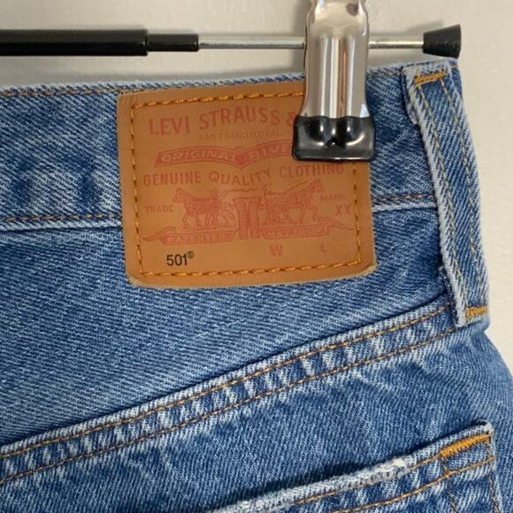 Levi Cut off Jeans size 24 - Picture 3 of 4